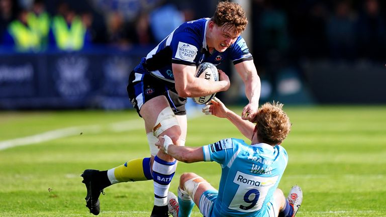 Bath's Ted Hill runs into Sale Sharks' Gus Warr 