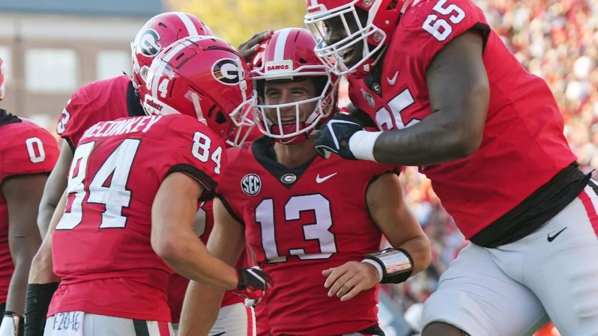 AP Top 25 poll: Georgia jumps to No. 1, Alabama falls to No. 3 in college football rankings