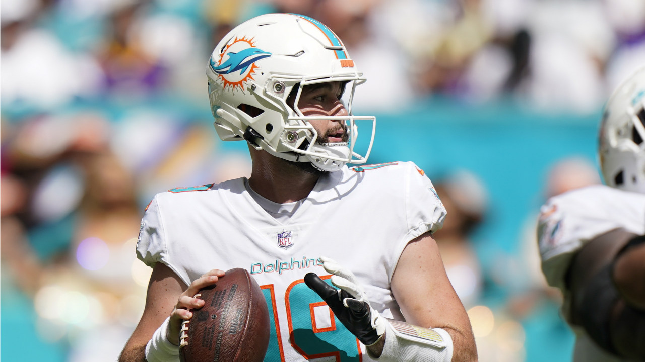 Dolphins' Thompson (thumb) leaves game, Bridgewater in North News