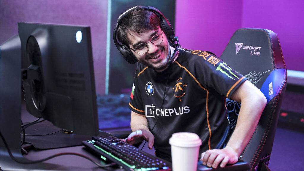 Hylissang of Fnatic on the LEC stage