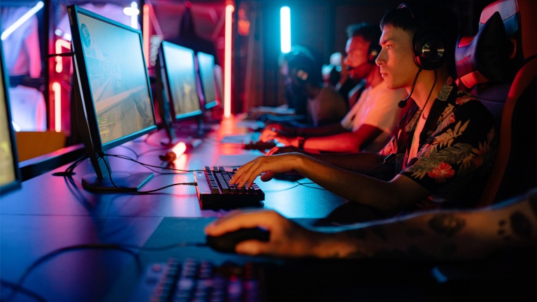 Survey reveals the number of hours esports pros invest in gaming
