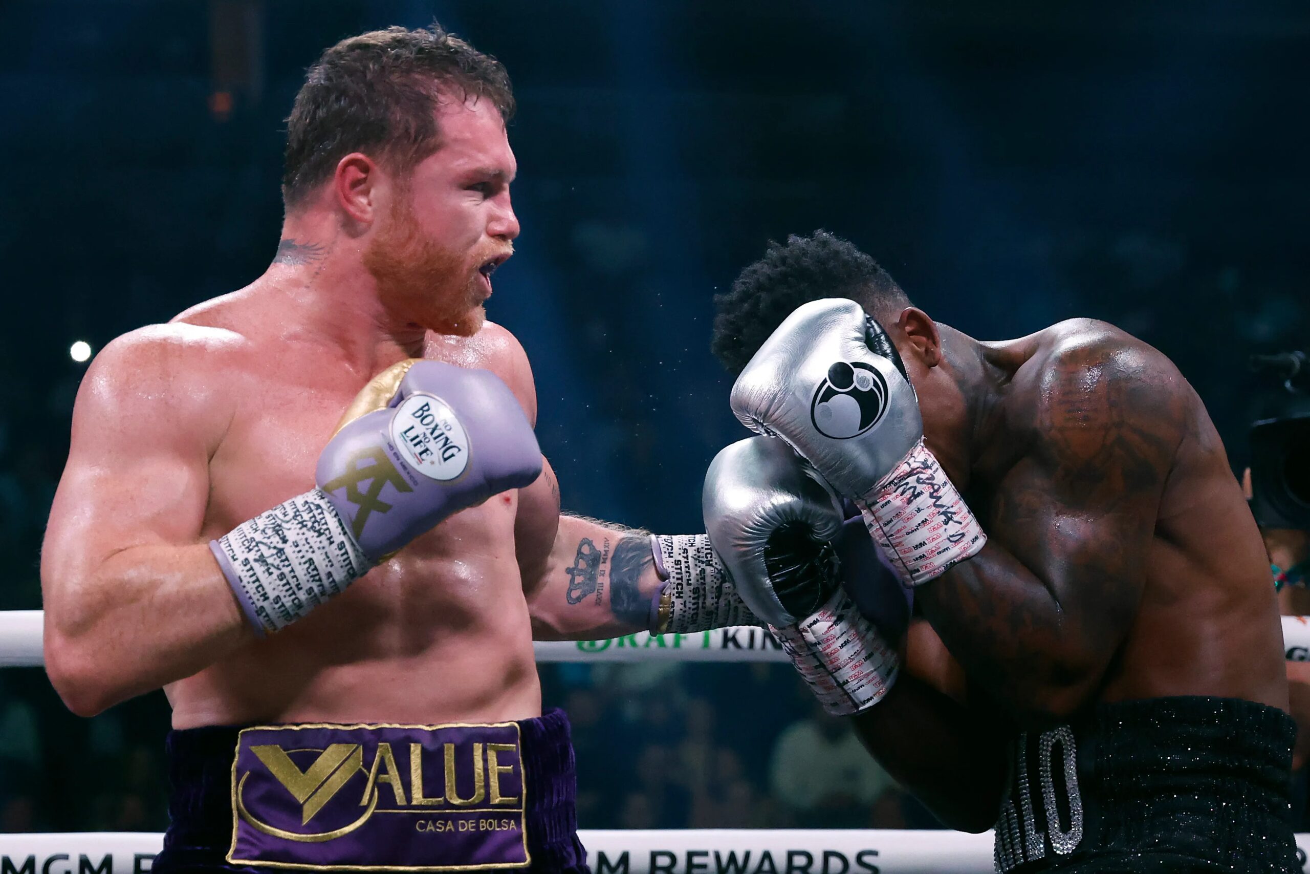 BN Verdict: Canelo Alvarez proves that size does matter with lopsided points win over Jermell Charlo