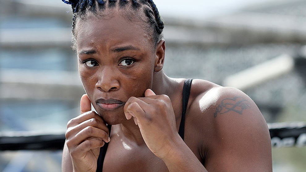 Claressa Shields knocks out Vanessa Lepage-Joanisse in round two